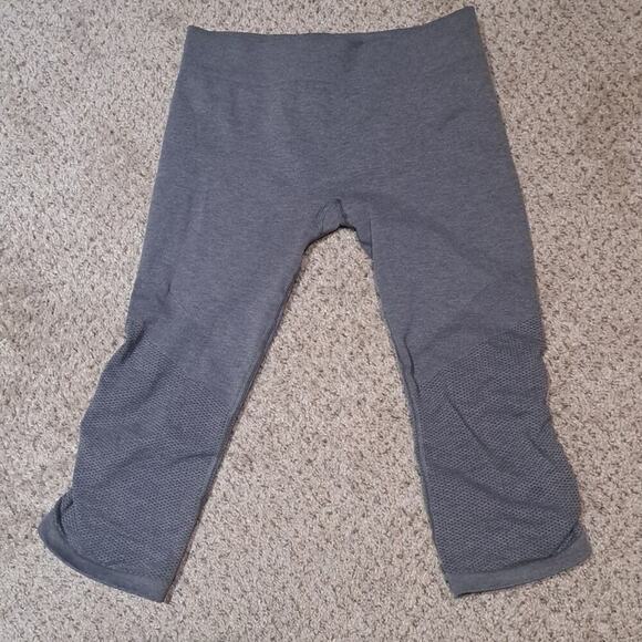 IVIVVA LULULEMON stretch workout shorts, size 14 (girls) - Picture 1 of 3